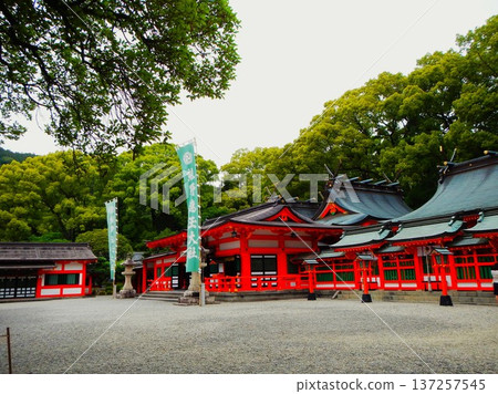 The vermilion-lacquered worship hall of Kumano Hayatama Taisha Shrine in Shingu City, Wakayama Prefecture The vermilion-lacquered worship hall of Kumano Hayatama Taisha Shrine in Shingu City, Wakayama Prefecture 137257545