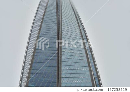 Contemporary skyscraper featuring reflective glass and geometric harmony Contemporary skyscraper featuring reflective glass and geometric harmony 137258229