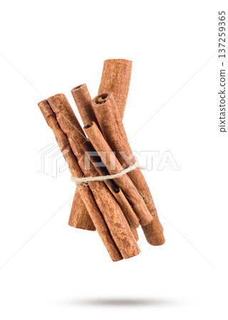 cinnamon sticks 137259365