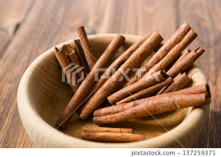 cinnamon sticks 137259371