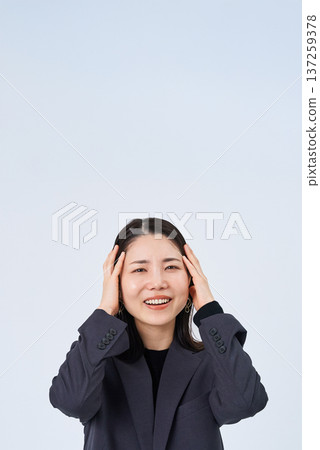 遭受頭疼的女商人 137259378