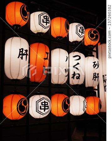 烤雞串店的燈籠、吧台、烤串 137260382