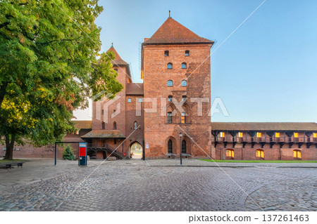 Brama Glowna (Snycerska) gate of the lower ward in Malbork Brama Glowna (Snycerska) gate of the lower ward in Malbork 137261463