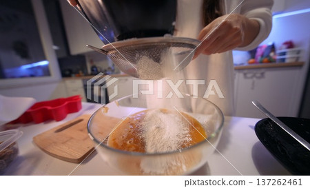 Sifting fine powder improves food consistency significantly 137262461