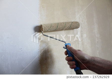 The painter repaints the wall. Painting works. The painter repaints the wall. Painting works. 137262929