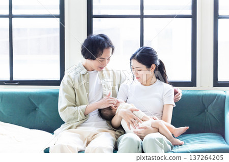 一對夫婦抱著一個嬰兒 137264205