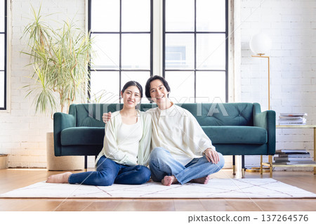 一對年輕夫婦在客廳裡放鬆 137264576
