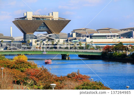 Autumn in the cityscape... Autumn leaves in the waterfront subcenter Autumn in the cityscape... Autumn leaves in the waterfront subcenter 137264985