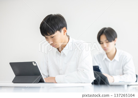 Boys, high school students, junior high school students, studying 137265104