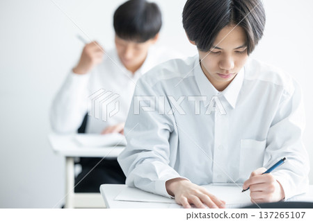 Boys, high school students, junior high school students, studying Boys, high school students, junior high school students, studying 137265107