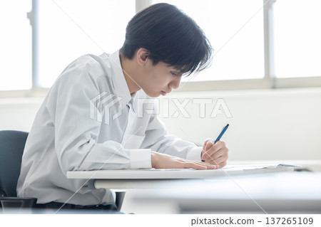 男孩、高中生、國中生、學習 137265109