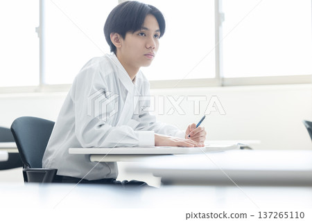 男孩、高中生、國中生、學習 137265110