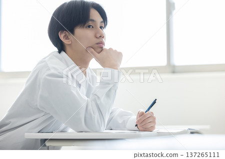 Boys, high school students, junior high school students, studying 137265111