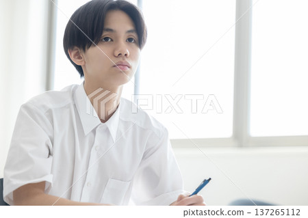 Boys, high school students, junior high school students, studying Boys, high school students, junior high school students, studying 137265112
