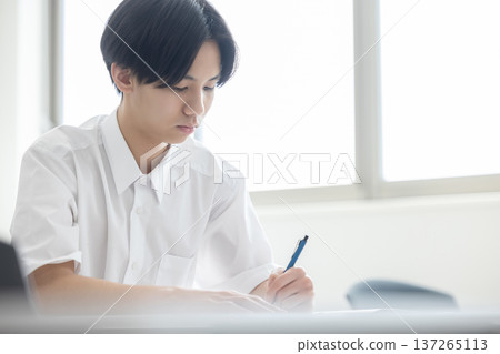 Boys, high school students, junior high school students, studying Boys, high school students, junior high school students, studying 137265113