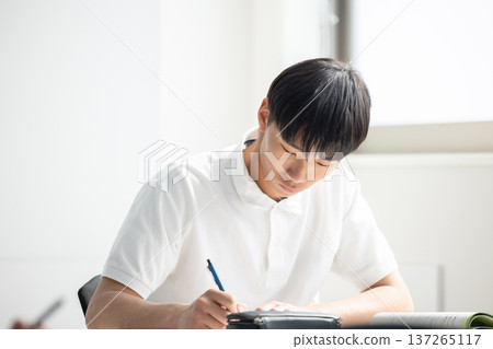 Boys, high school students, junior high school students, studying Boys, high school students, junior high school students, studying 137265117