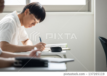 Boys, high school students, junior high school students, studying 137265119