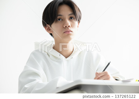 男孩、高中生、國中生、學習 137265122