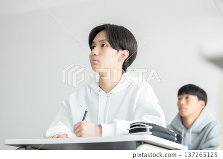 Boys, high school students, junior high school students, studying Boys, high school students, junior high school students, studying 137265125