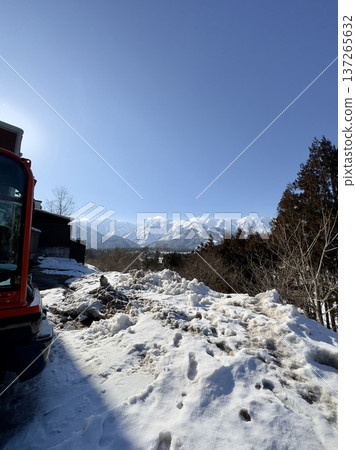 從流經白馬的河流上可以眺望到北阿爾卑斯山的除雪場。 137265632