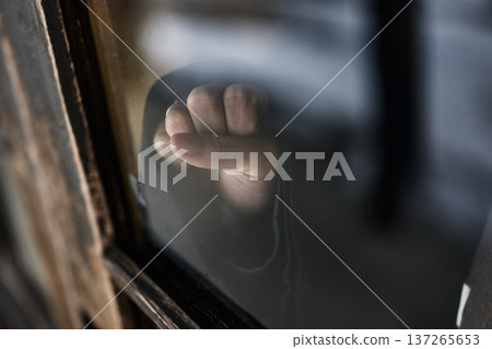 窗玻璃和手 窗玻璃和手 137265653
