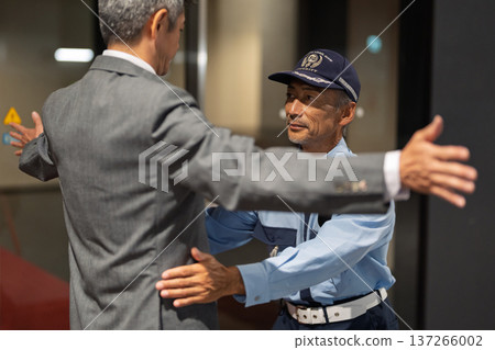 保安人員對老人進行身體檢查 137266002