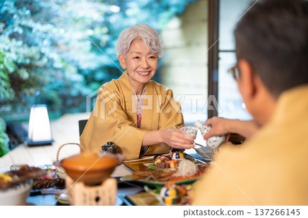 Senior couple serving drinks at an inn 137266145