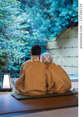 一對身著和服的老夫婦在日式房間休息。照片由伊藤綠葉提供。 137266154