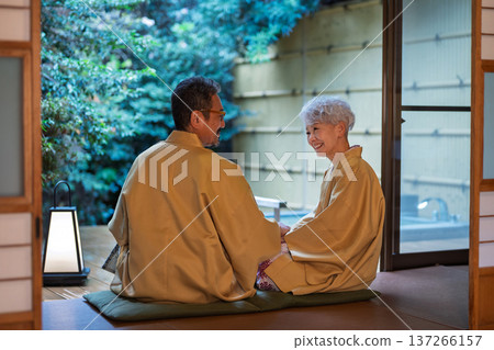 一對身著和服的老夫婦在日式房間休息。照片由伊藤綠葉提供。 一對身著和服的老夫婦在日式房間休息。照片由伊藤綠葉提供。 137266157