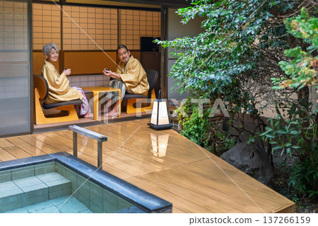 一對老年夫婦在傳統的日式旅館放鬆身心。照片由伊藤綠葉提供。 137266159