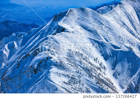 北阿爾卑斯山脈的五龍山和唐松山白雪皚皚的山脊 137266427