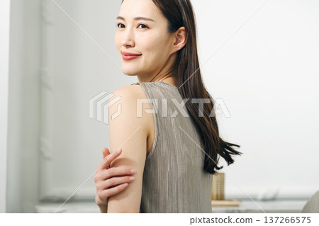 年輕的女士的肖像 137266575