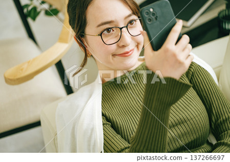在家沙發上看智慧型手機的女人 137266697