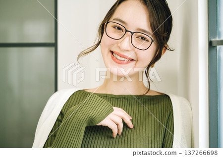 Young lady's portrait 137266698