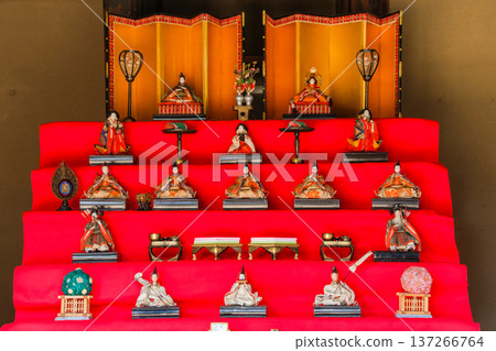 Sitting room lady Sitting room lady 137266764