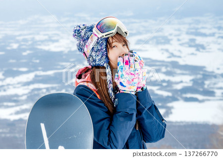 一位女士在冬日雪坡上享受冬季運動 137266770