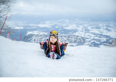 一位女士在冬日雪坡上享受冬季運動 一位女士在冬日雪坡上享受冬季運動 137266771