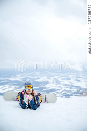 一位女士在冬日雪坡上享受冬季運動 一位女士在冬日雪坡上享受冬季運動 137266782