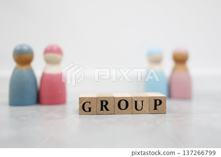 商業圖片,圖中是代表四個人的木製玩偶。 商業圖片,圖中是代表四個人的木製玩偶。 137266799