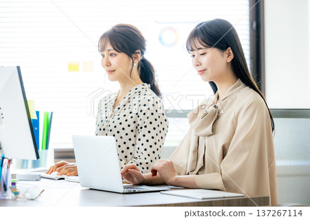 Business woman working in the office 137267114