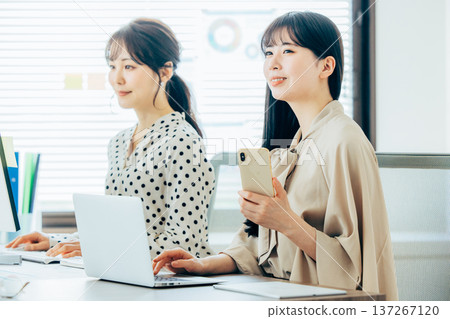 Woman working in the office Woman working in the office 137267120