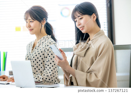 Woman working in the office Woman working in the office 137267121