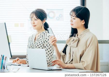 在辦公室工作的婦女 137267126