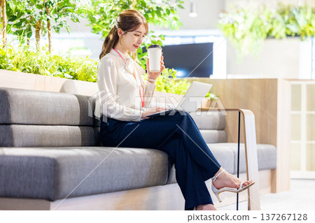 共享辦公室，女性員工 137267128