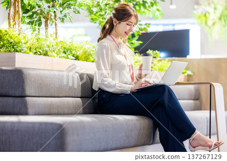 Shared office, women working 137267129