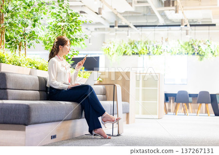 Shared office, women working 137267131