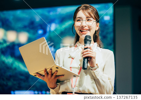 一位女士正在做演示 137267135