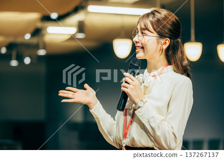 一位女士正在做演示 137267137