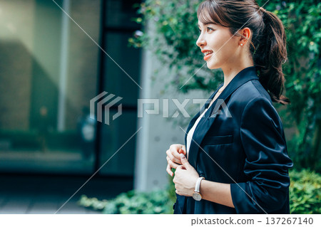 穿西裝的年輕女子 137267140
