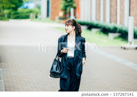 穿西裝的年輕女子 137267141